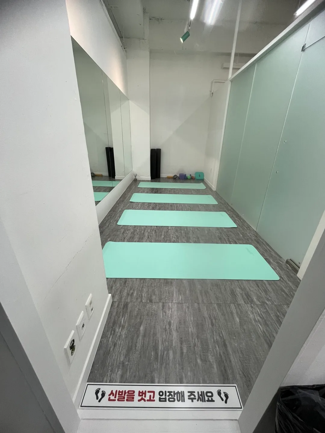 Stretching Zone – 신발 벗고 쓰는 매트 존